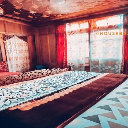 Houseboat Ambassador Hotel Srinagar  Exterior photo